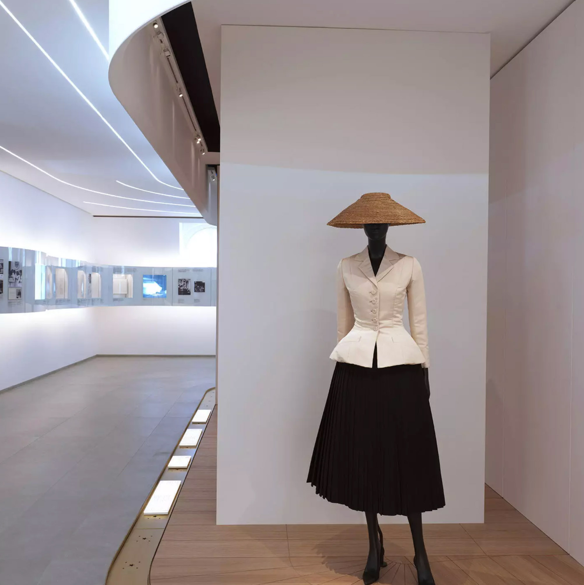 Maria Grazia Chiuri,Dior店設計,迪奧Dior巴黎蒙田大道旗艦店,迪奧旗艦店,服裝店展廳設計,服裝旗艦店設計案例,奢侈品店,奢侈品服裝店設計案例