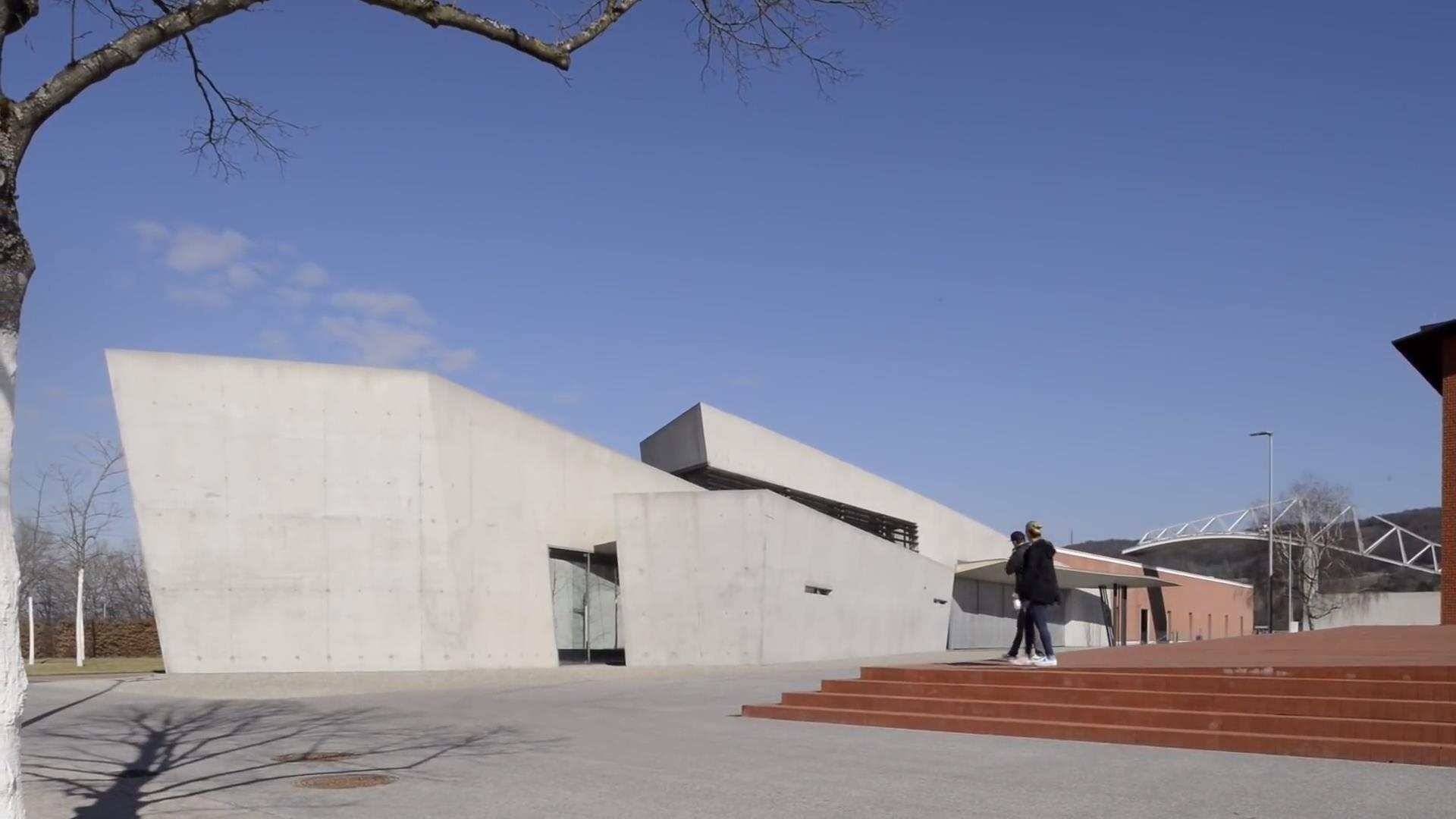 紮哈·哈迪德,解構主義大師,解構主義建築,Zaha Hadid,建築大師視頻,紮哈·哈迪德作品,Vitra fire station,Maxxi,The aquatics centre,The maths gallery