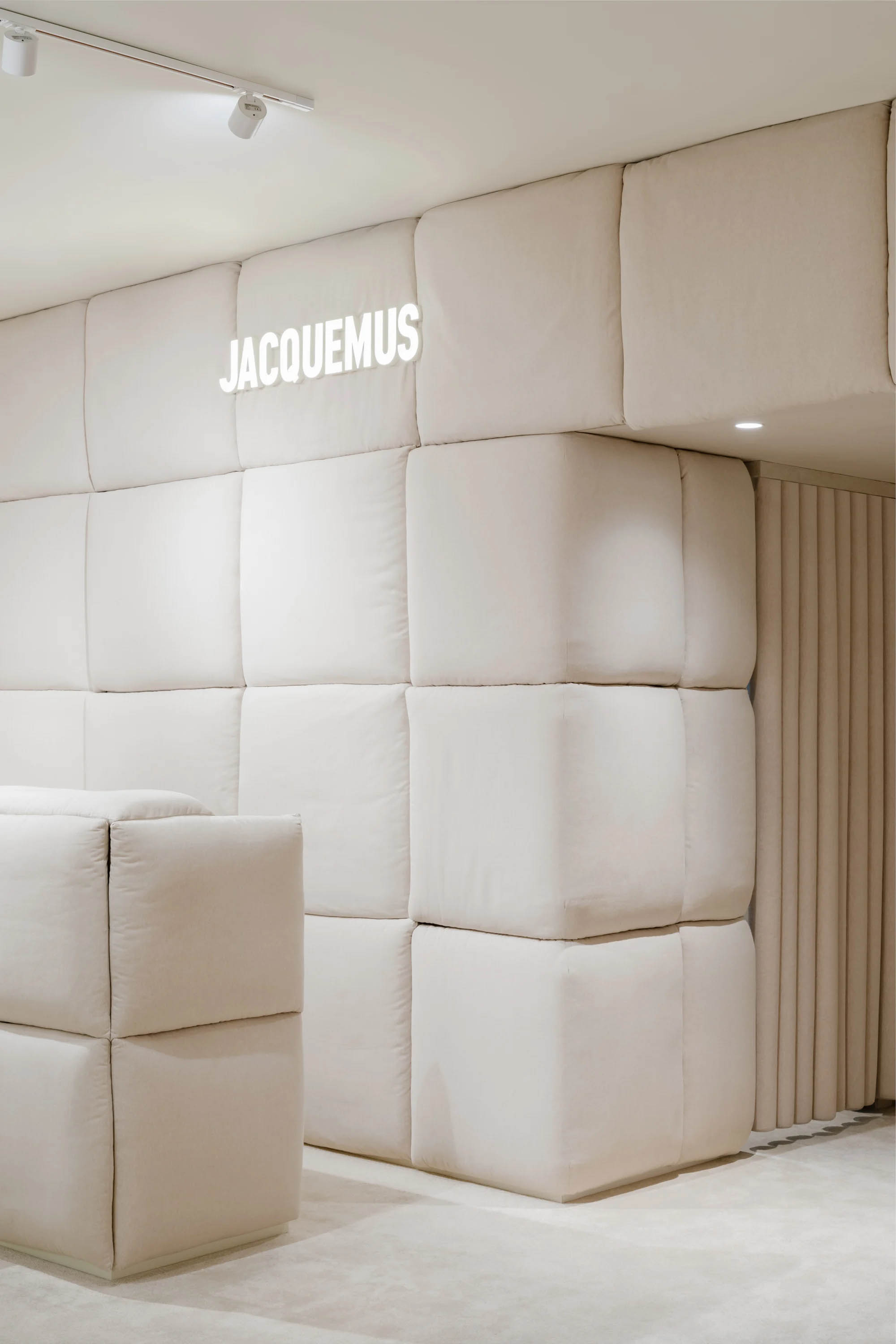 國外服裝店設計,女裝店,服裝概念店,Jacquemus,零售店設計,女裝店設計,精品女裝店,服裝店設計案例,OMA,AMO,巴黎,老佛爺豪斯曼百貨